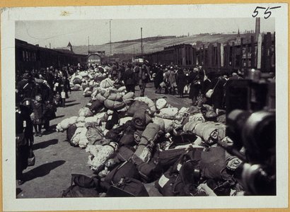 Schwarz-weiß-Fotografie der Deportationszüge